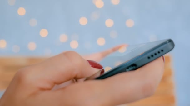 Femme jouant avec le téléphone intelligent — Video