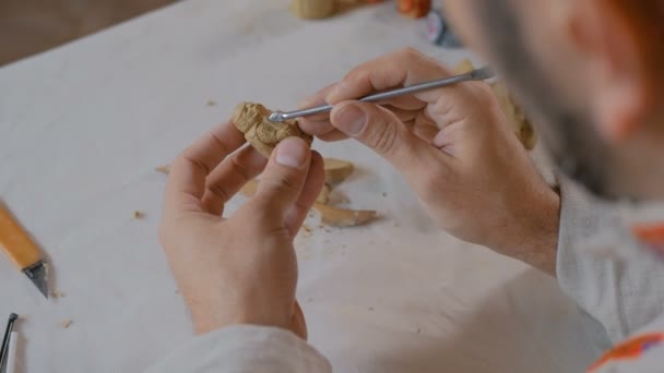 Pottenbakker maken van klei figuur voor bordspel — Stockvideo