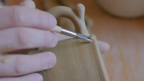 Patrón de alfarero profesional en taza de arcilla con herramienta especial en el taller — Vídeo de stock