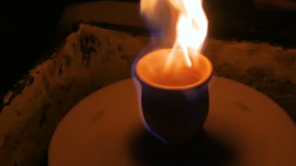 2 strzały. Burning Kubek ceramiczny na kole garncarskim — Wideo stockowe