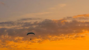 Gökyüzünde uçan'de