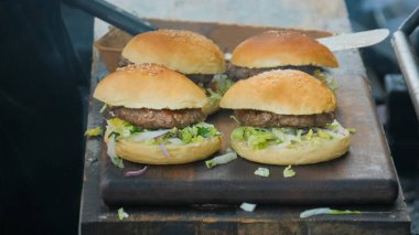 Sokak gıda Festivali hamburger hazırlama süreci