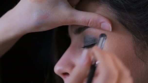 Maquillador profesional aplicando sombra de ojos — Vídeo de stock