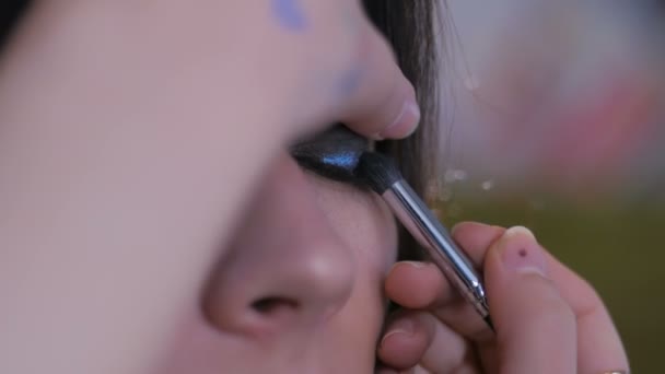 Artista de maquilhagem profissional aplicando sombra — Vídeo de Stock