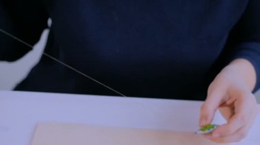 Tasarımcı el yapımı broş yapıyor