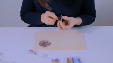 Tasarımcı el yapımı broş yapıyor