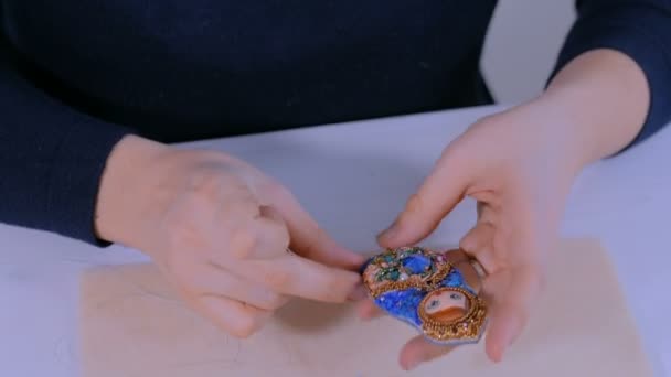 Design broche maken met de hand — Stockvideo