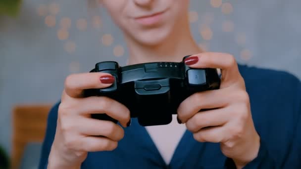 关闭拍摄的女性游戏玩家手玩电子游戏与操纵杆或游戏板在家里 电子游戏和休闲时间的概念 — 图库视频影像