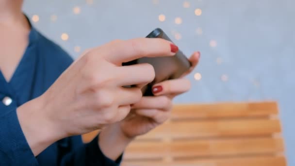 Mujer jugando con el teléfono inteligente — Vídeo de stock