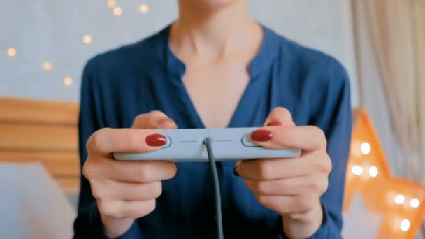 Жінка тримає геймпад і грає в відеоігри вдома — стокове відео
