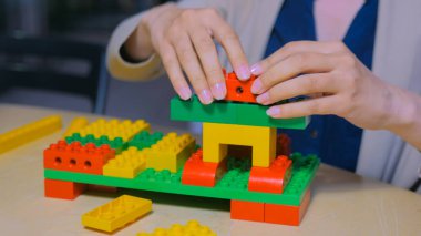 Renkli Oluşturucu ile oynayan kadın