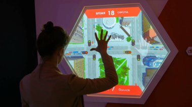 Hareket yakalayan video oyunu oynayan kadın