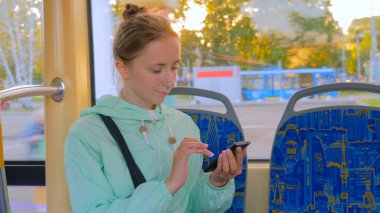 Tramvay ile seyahat ve smartphone kullanarak kadın