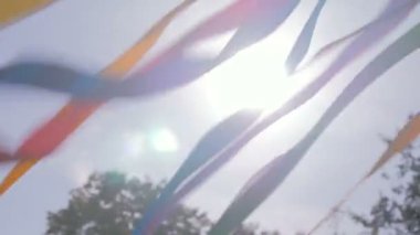 Rüzgarda sallayarak dekoratif çok renkli kurdeleler