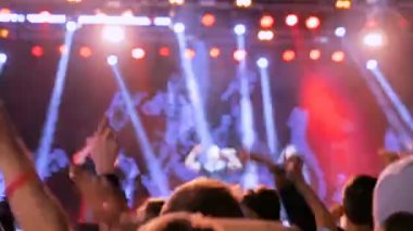 Gece açık hava konserinde sahne önünde parti gençler siluet