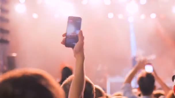 Människor händer silhuett inspelning video av levande musik konsert med smartphone — Stockvideo