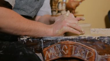 Profesyonel erkek potter potters tekerlek üzerinde kil ile çalışma