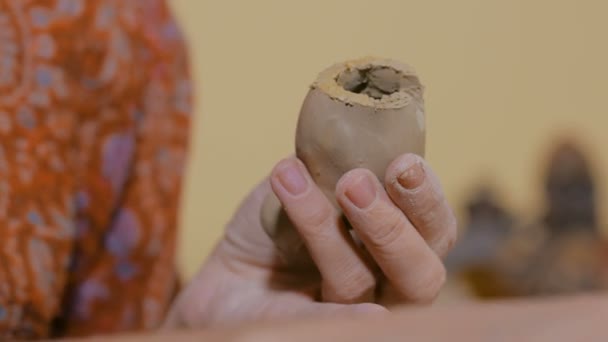 Femme potier faire sifflet souvenir en céramique penny dans l'atelier de poterie — Video