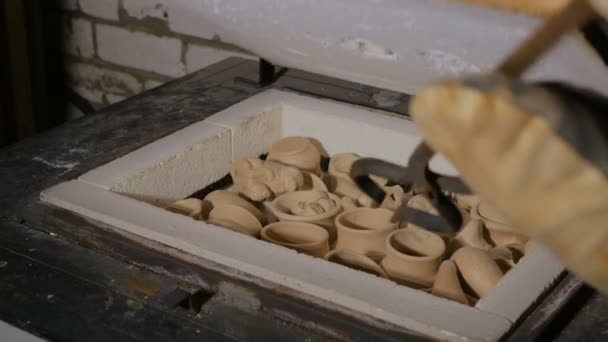 专业男性陶工在车间 工作室燃烧后检查陶瓷杯 艺术品和手工概念 — 图库视频影像