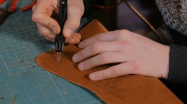 Skinner deri oyun sahasında dekoratif detaylar yapıyor.