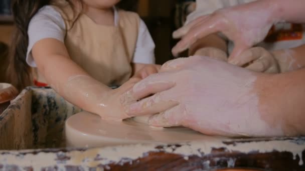 Potter mostrando cómo trabajar con cerámica en el estudio de cerámica — Vídeo de stock