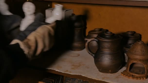 Professionella Manliga Potter Stapling Laboratorieartiklar Efter Bränning Från Pottery Kiln — Stockvideo