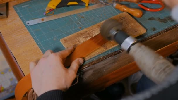 Skinner lavorazione con cintura in pelle — Video Stock