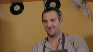 3 çekim. Profesyonel erkek potter kil iş için hazırlanıyor