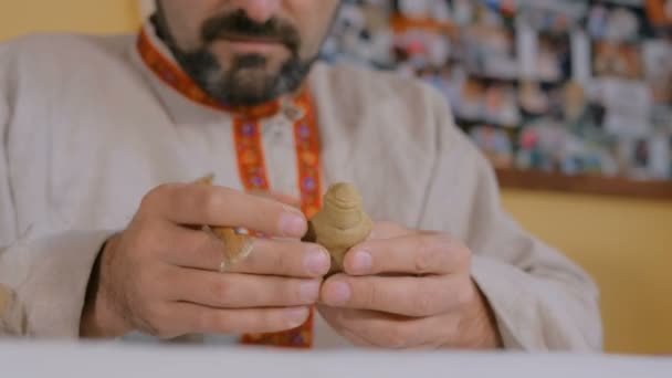 판 놀이용 점토 조각품을 만드는 도공 — 비디오