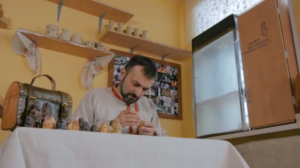 Pottenbakker maken van klei figuur voor bordspel — Stockvideo