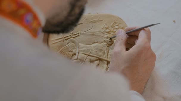 Поттер робить глиняну марку зображення — стокове відео
