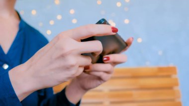 Akıllı telefonla oynayan kadın