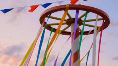 Tahta tekerlek İnşaat dekoratif çok renkli şeritler