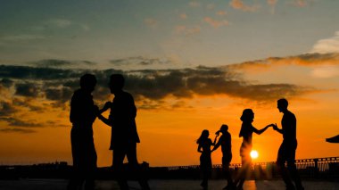 Bir grup insan dans etmeyi öğreniyor.