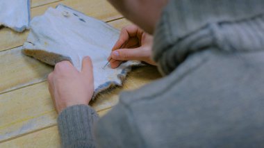 Skinner vizon kürklü deriyle çalışıyor.