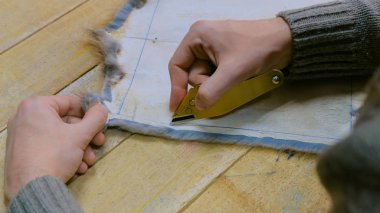 Skinner vizon kürklü deriyle çalışıyor.