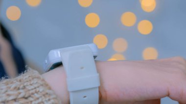 Evde akıllı saat kullanan bir kadın.