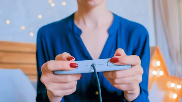 Mujer sosteniendo gamepad y jugando videojuegos en casa — Foto de Stock