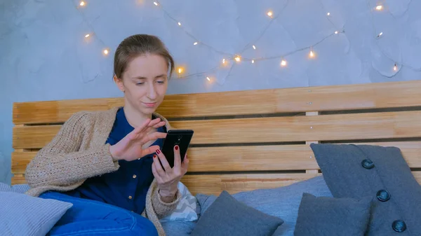 Mulher usando smartphone preto vertical em casa — Fotografia de Stock