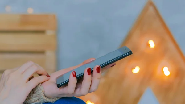 Mujer usando teléfono inteligente negro vertical en casa — Foto de Stock