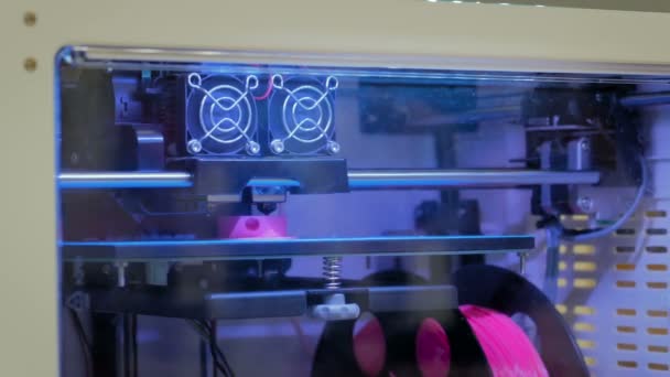 Máquina automática de impresora 3D tridimensional que trabaja en la exposición de tecnología — Vídeos de Stock
