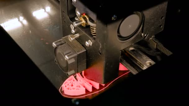 Moderne 3d printer machine afdrukken plastic model van de roze vis skelet — Stockvideo