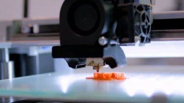 Modern 3D yazıcı makinesi plastik model yazdırıyor