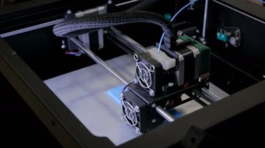 Modern 3D yazıcı makinesi plastik model yazdırıyor