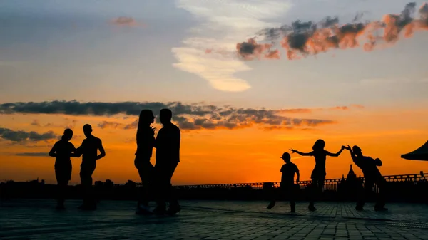 Bir grup insan dans etmeyi öğreniyor.