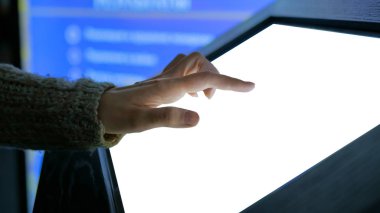 Etkileşimli beyaz boş dokunmatik ekran kiosk bilim-kurgu Haritayı kullanan kadın