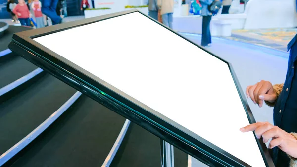 Etkileşimli beyaz boş dokunmatik ekran kiosk bilim-kurgu Haritayı kullanan kadın