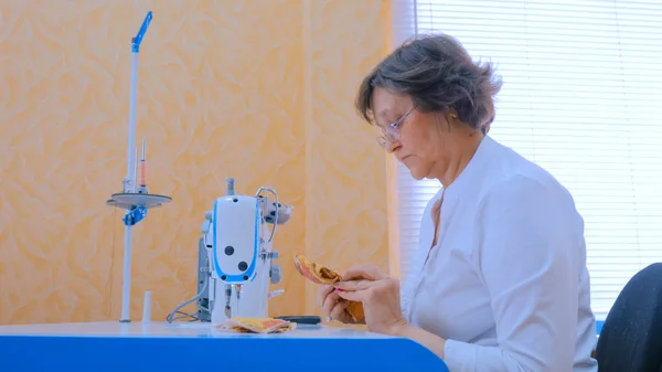 Mulher designer roupas de costura com máquina de costura no atelier — Fotografia de Stock