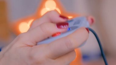 Noel, oyun, tatil, kutlama ve teknoloji konsepti - kadın oyun sahası tutuyor ve evde video oyunları oynuyor