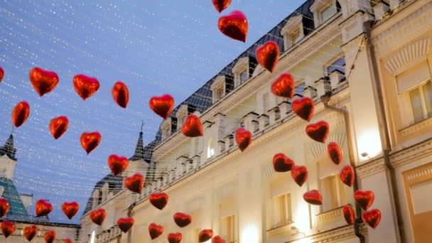 Rött hjärta form ballonger vajade i vinden — Stockvideo